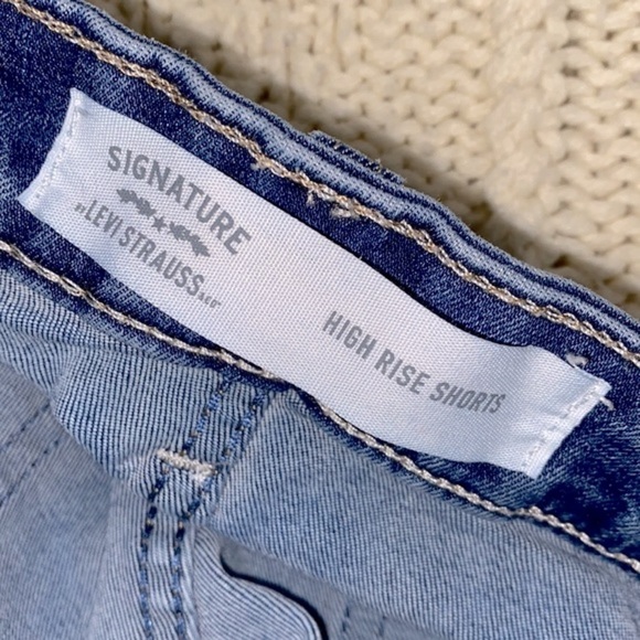 Levi’s high rise denim shorts size 12/31 - Picture 3 of 7
